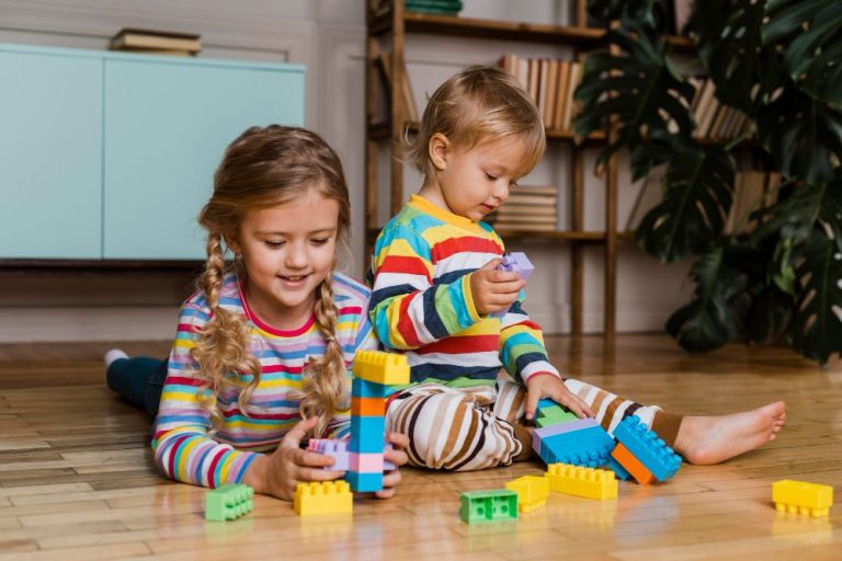 Niños ordenando sus juguetes